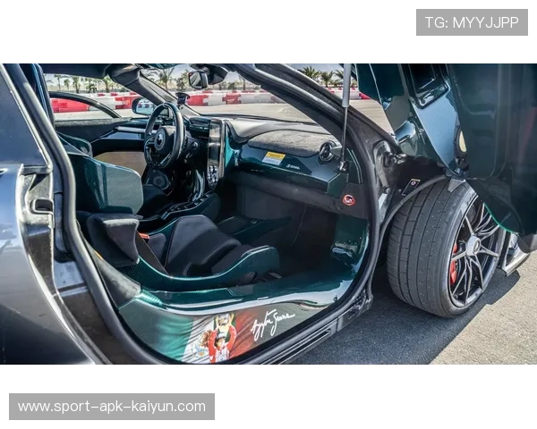 奥康推出塞纳主题特别版头盔,致敬巴西赛车英雄 奥康推出塞纳主题特别版头盔,致敬巴西赛车英雄