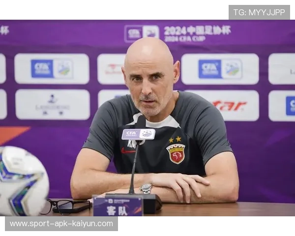 上海海港主教练穆斯卡特与球员们泼洒啤酒恣意庆祝夺冠